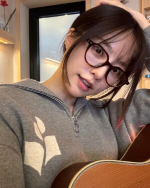 Bae Yoon-kyung Instagram - 잘 쳐보구 싶댜..🎼