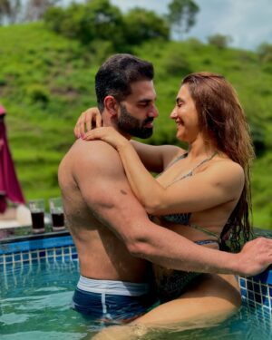 Balreet Mann Instagram - “Mohabbat itni muskil bhi nahi hai. Bas nibhane ki niyat honi chahiye❤️”

Celebrating 17 beautiful years together. God bless us with many more years of love and happiness. 🥂

#guradeshmann #balreetmann #teamGM #cheers