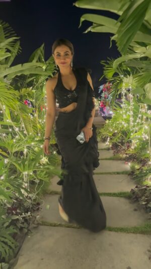 Balreet Mann Instagram - Draped in black, adorned with silver, and embracing the elegance of simplicity. True beauty isn’t just what we see, but how we choose to see others—with kindness, genuineness, and an open heart. ✨🖤 

#balreetmann KindnessIsBeauty #GraceAndElegance #BlackSariVibes #InnerBeautyShines#bunlooksgood #simpleliving #onelifeliveit #guradeshmann #fitmomlife #mumbaidiaries #glittersaree