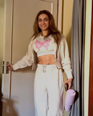 Balreet Mann Instagram - Sundays are for no gloss, no makeup, no socializing—just me, my relaxed clothes, and a little time to unwind. 🌸✨

Keeping it simple, staying comfortable, and recharging for the week ahead. Sometimes, less really is more.

#SundayMood #NoMakeup #RelaxedVibes #SimpleLiving #selfcaresunday🌸 #offswitchoff #mindfulness #relaxedstyle #simplelifestyle #balreetmann #mommylife #metime💕 #simplesundayslowdown