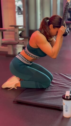Balreet Mann Instagram - Common mistakes in rope crunches: 
many people tighten their shoulders and bring their upper body down to their knees, instead of focusing on proper torso flexion and extension. They rely on their shoulders and arms to reach from point A to point B, but weight training isn’t just about moving from one point to another. It’s about contracting and extending the right muscles to get the most out of each rep.

I’ve seen this a lot with my clients—it can be tough to engage the abs properly at first. But once you master the right technique and execution, you’ll feel the burn in your core and really activate those abs ✨

#ropecrunch #absmom #absworkout #greenday #balreetmann #teamgm #guradeshmann #fitmommy #litmom #gainphase💪 #fitnessmotivation #thursdaymotivation #vibes #gymlifestyle