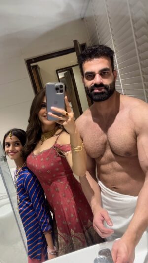 Balreet Mann Instagram - Home isn’t a place; it’s the people you share silly selfies 
  With ✨❤️😊💪😛

  #balreetmann #fitnessmotivation #guradeshmann #fitnessgoals #goals❤️ #momboss #fitmomlife #onelifeliveit #selfietime #fitparents #unleashed #tuesday #crewlove