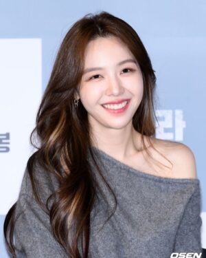 Bang Min-ah Instagram - 영화 원정빌라 언론시사회 하고 왔습니다
눈이 엄청 오던 어제에
이동 힘드셨을텐데 영화 보러와주신
기자님들 감사드립니다 🥲
(예쁜사진들도...❤️‍🔥)
원정빌라 많은관심 부탁드립니다!!