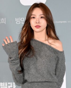 Bang Min-ah Instagram - 영화 원정빌라 언론시사회 하고 왔습니다
눈이 엄청 오던 어제에
이동 힘드셨을텐데 영화 보러와주신
기자님들 감사드립니다 🥲
(예쁜사진들도...❤️‍🔥)
원정빌라 많은관심 부탁드립니다!!
