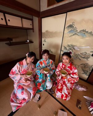 Bé Hà Nguyen Instagram - Tokyo-Kyoto-Nara-Osaka 🏯 Tenhle japonský trip nemá chybu! Bála jsem se, že si polezem na nervy, ale ještě víc nás to stmelilo.🥹❤️ #nguyenovi #japantrip