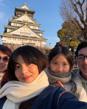 Bé Hà Nguyen Instagram - Tokyo-Kyoto-Nara-Osaka 🏯 Tenhle japonský trip nemá chybu! Bála jsem se, že si polezem na nervy, ale ještě víc nás to stmelilo.🥹❤️ #nguyenovi #japantrip