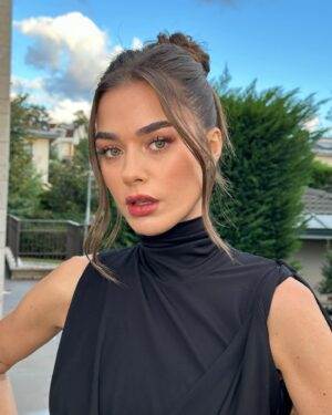 Bensu Soral Instagram - Bir parçası olmaktan gurur ve mutluluk duyduğum #BirCumhuriyetŞarkısı 25 Ekim’de sinemalarda ✨♥️✨ #gala @bkmonline