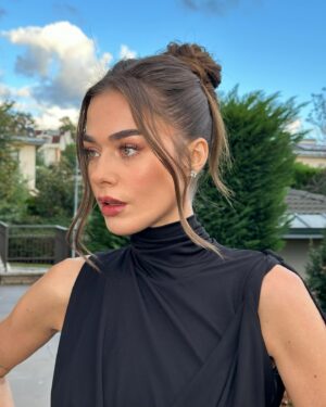 Bensu Soral Instagram - Bir parçası olmaktan gurur ve mutluluk duyduğum #BirCumhuriyetŞarkısı 25 Ekim’de sinemalarda ✨♥️✨ #gala @bkmonline