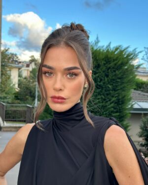 Bensu Soral Instagram - Bir parçası olmaktan gurur ve mutluluk duyduğum #BirCumhuriyetŞarkısı 25 Ekim’de sinemalarda ✨♥️✨ #gala @bkmonline