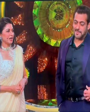 Bhagyashree Instagram - Birthday Boy !!
To my dost, my first hero and the man that got the girls go hmmmm. 😅
Wish you a very happy birthday @beingsalmankhan 

#happybirthday #salmankhan