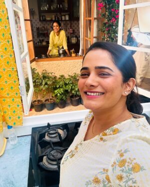 Bhagyashree Mote Instagram - This year was all sorts of learning for me. Taking leap of faith, testing all my strength! One that was and will be unforgettable but I am all greatful for all the people I met this year, all the experiences I had! Thankful to the every chance I got to connect with all the energies! They have been nourishing me to be a better me for a better me! Gratitude to the almighty!🧿❤️ #godschild