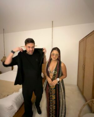 Bhakti Kubavat Instagram - Finally met Eric ! MACEOPLEX @maceoplex
Such a humble human 🤍 
And celebrating new years with friends who’re like family feels nothing less than a blessing ✨