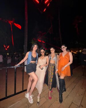 Bhakti Kubavat Instagram - Finally met Eric ! MACEOPLEX @maceoplex
Such a humble human 🤍 
And celebrating new years with friends who’re like family feels nothing less than a blessing ✨