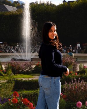Bhanushree Mehra Instagram - Did a beautiful photoshoot with @lisiberer at the mirabell gardens in the heart of Salzburg and I’m in love with how these turned out!
Feeling so happy to have these moments captured in such a picturesque town !