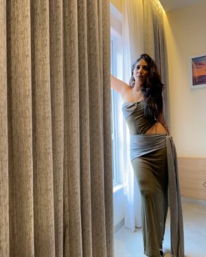 Bhavika Katariya Instagram - Don’t know about you but I am serving😋🍑
Dress: @luluandskyofficial 

#LuluCelebCampaign #LuluCelebs #styleideas #styleinspiration #fashionblogger #fashionaddict