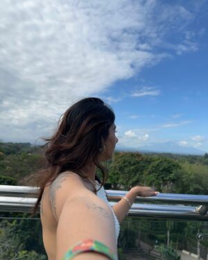 Bhavika Katariya Instagram - When clouds met earth🐚🌥️

#outfit #outfitinspiration #styleideas #skirtoutfit #vacationoutfit #vacationfit #traveloutfit