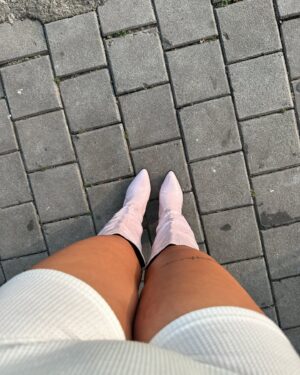 Bhavika Katariya Instagram - Well this is my cutest outfit I own🌸🎀
Playsuit- @luluandskyofficial 
Boots- @kinsfootwear 

#cuteoutfit #pinterestinspired #pinterestaesthetic #cutesy #demure #cuteoutfitideas #playsuit