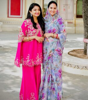 Bhoomi Trivedi Instagram - & the day kickstarted with a beautiful & a never ending conversation with even more beautiful inside out & humble @nivrittikumarimewar ji ❤️ 
Many more chaay & Music sessions to us ✨