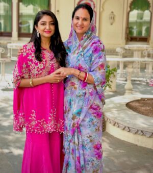 Bhoomi Trivedi Instagram - & the day kickstarted with a beautiful & a never ending conversation with even more beautiful inside out & humble @nivrittikumarimewar ji ❤️ 
Many more chaay & Music sessions to us ✨
