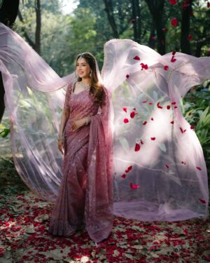 Bidya Sinha Saha Mim Instagram - 🩷 

P.c- @mahdiuzzamanaunim