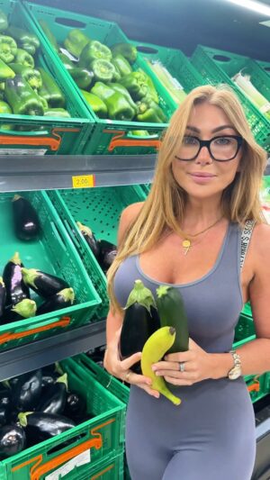 Bonnie Locket Instagram - one of my five a day 😅🫣 

#bonnielocket #skits #Supermarket #blondehair #cargirlsofinstagram