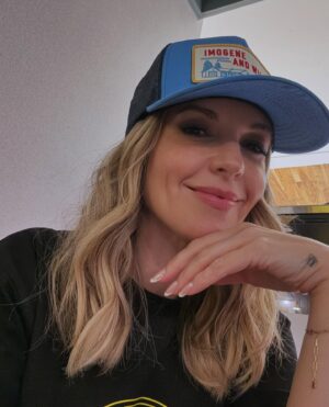 Briana Buckmaster Instagram - How obnoxious for the last con of the year to be the most fun. Can’t believe I’m not going to see my @creationent fam for a whole 4 months. Be that as it may, we had just the BEST (is not slightly debaucherous) weekend at #spnnash. Thank you for the most wonderful year @creationent and #spnfamily. Sending everyone love and peace for a restful and lovely holiday season. ❤️❤️❤️