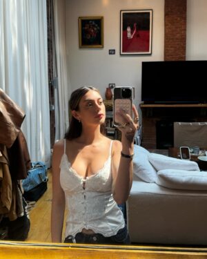 Brianna LaPaglia Instagram - The stages of my MRSA
1. Slay but my leg hurts 
2.okay I shouldn’t of went out my leg rlly hurts 
3.time to go the ER
4.ok all better back to slay