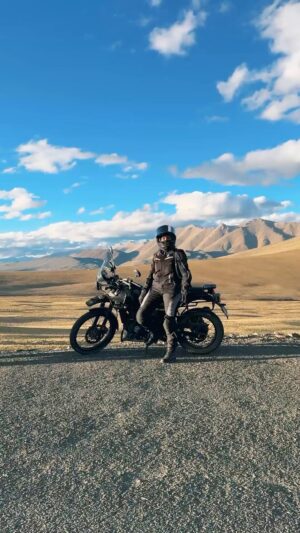 Brinda Sharma Instagram - Earth premium 🏔️

Place so beautiful no photo/video can do justice 🤌🏼
So we were heading back to Hanle from Umling La and coincidentally the sun was setting, and MY GOD DID WE GET LUCKY 😭 
This place honestly looks straight out of this world!!!! 
No matter how many times I go here, there’s always a surprise waiting for me 🥺💕 

#liveandlettravel #reelsindia #reelsinstagram
