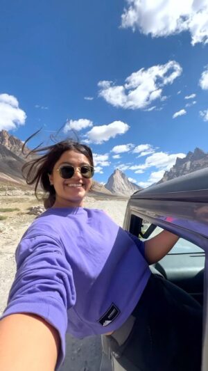 Brinda Sharma Instagram - Send this to a ‘wanna-be’ PAHADI 🤪 

Mujhe mat tag karne lag jaana 🤣 
Although, I totally wholeheartedly feel I was just born in the wrong place 🤪 

I was going through my reels (just like any normal human being 🤣) and I saw a few from Zanskar, when obviously, immediately, I felt, like any normal mountain-loving-personality, VAPAS BHEJ DO MUJHE 🥹 

What’s the best form of ‘VAPAS BHEJ DO MUJHE’? Revisiting old videos 🥹❤️ (on a serious note, vapas definitely jaana padega) 
Also this song really spoke to me for some reason 🤣 

#liveandlettravel #mountaingoatbrinds #zanskar #reelsindia #reelsinstagram