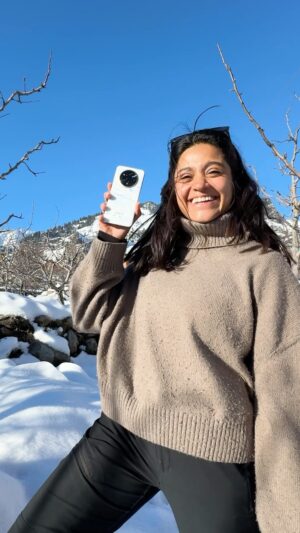 Brinda Sharma Instagram - On a scale of 1 to SUPER COOL, how crazy is this 😉

Got my hands on the world’s FIRST cold-sensitive Colour-Changing design 😍 
And every phone, just like fingerprints, has a unique design!  So cool (literally hehe) 

Temperature jaise hi 12 degrees se kam hoga, your phone will look even cooler ✨ 
Annndd this phone is even waterproof 😮‍💨 all thanks to the IP69 rating!! 

#SoClearSoPowerful
#realme14ProSeries5G 
@realmeindia
#ad