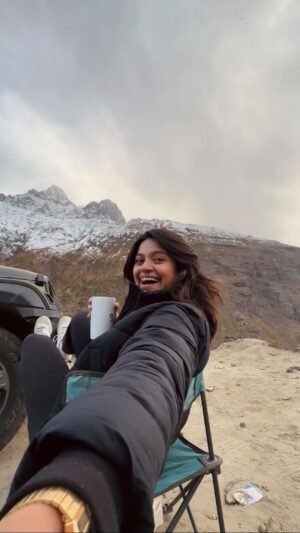 Brinda Sharma Instagram - Tag your AWAARA friend 🤪 

Planning a trip to Spiti in the winter soon!!!! Let’s all awaaras be friends 🤪❤️

Why this reel? Resonated with the audio, the moment was just too ✨✨✨ to not make a memory from it, aur instagram pe khelte khelte laga ki ek reel time unfiltered update de deti hun 🥹 

I’m still in manali, not wanting to go back at all!!!! Mummy harr roz phone karke daant rahi hain 🤣😭 

Gaadi main chair rakhne ke liye harr roz grateful hoti hun 😉

#liveandlettravel #mountaingoatbrinds #reelsinstagram #reelsindia