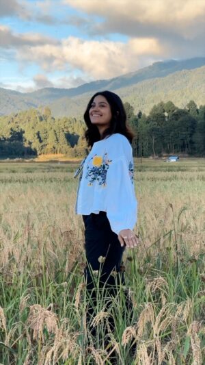 Brinda Sharma Instagram - Windows ka wallpaper yaad hai? 😍

Bachpan yaad aa gaya 😭 
Ziro main sunset thoda jaldi hota hai, toh we were RUSHING to catch the best light 🤣 
Festival pohochne se pehele hi ye field dekha, and just couldn’t resist walking in!!! 
No regrets 100% 🚀 chahe festival ground pe andhera hi mila ho 🤣 

#liveandlettravel #brindsinNE #reelsinstagram #reelsindia