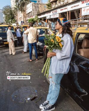 Brinda Sharma Instagram - Mumbaikars give me 👋🏼 in the comments 🥰

Mumbai aayi toh hu, but I always wanted to explore the city jo maine kabhi kiya hi nahi 🥹, isbar mere @levis_in denims ne sahara de diya ✨

This time we planned two days exploration aur kya hi majja aaya hai. I love the vibe of this city SO MUCH ✨

Wearing @levis_in Wedgie straight fit! 

My next todo: spend more time here, the vibes are always vibing 🤪

📸: @haram_khor_ 🚀

#LiveandLetTravel #brindsinMumbai #LiveinLevis