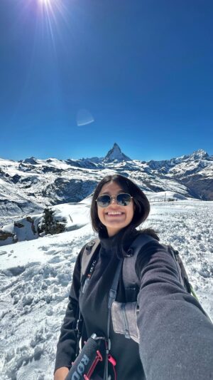 Brinda Sharma Instagram - Pata tha? 🤪

Btw PLEASE weather dekh ke jaana ye pahad saala 24/7 nahie dikhta 🤣😭 
Out of the 3 times I’ve been here I’ve only seen it once!! First time ITNI ZADA disappointment hui thi- itne paise kharch karke jao aur pahad bhi na dikhe 🤣
There’s actually a live webcam online that you can check to see if the weather conditions are good 🚀

But this town, UFF!!! I wish ye itne mehenga nahie hota i would’ve definitely gone and stayed for a whole month!! 
Even though I’ve been thrice to Switzerland, I’m ready to go again, and again and again 🥹

#liveandlettravel #AroundTheWorldWithBrinds #reelsindia #reelsinstagram
