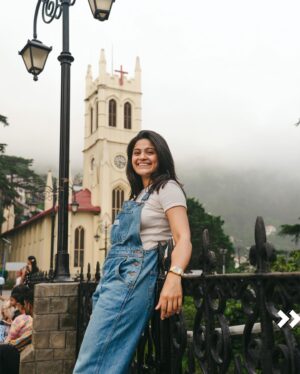 Brinda Sharma Instagram - Where did you go to college? ☺️

Legends know I went to college in SHIMLA and honestly its the biggest chip on my shoulder- LOVE to brag about it for obvious reasons 🤪

I went to the noida campus to get admitted and got to know there’s a campus in shimla… well, rest is history 🤣

Apart from being privileged to live the mountain life for four years, I learnt really important life lessons and skills ⚡️
Right from birth till I turned 18 I’d lived with my parents in Delhi, and went to the same school… 
And honestly getting to know I had an option to leave, I couldn’t grab it fast enough! 
Best decision obviously 🚀

Now that that’s done- how’re my dungarees from @levis_in? 🥰 
I LOVE them so much- already planning more outfits with these hehe 

#liveandlettravel #brindsinshimla #LiveInLevi’s
