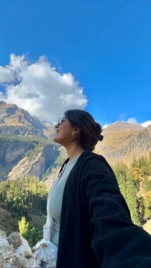 Brinda Sharma Instagram - Tag someone who needs (this) THERAPY 😚

I always used to wonder what I find too fascinating about the mountains… 
With every trip I tried to understand and reflect… 
And honestly, till date, I fail to comprehend what they do for me, because it’s just too difficult to put in words ❤️‍🩹

For YEARS now, mountains have been my escape, and I feel no matter what activity I start doing, or what new terrains I start exploring, I’ll always feel home on the mountains 😭❤️

Zada senti ho gaya 🤣 

#liveandlettravel #mountaingoatbrinds #reelsindia #reelsinstagram