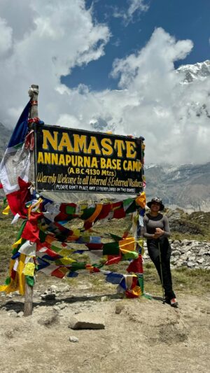 Brinda Sharma Instagram - Aur transitions ke liye comments me 🌻 dedo 🤪

Love telling you stories and talking into a mic but loooove doing transitions also 🥹
Had to do this one in Nepal!! 
I actually still have so much left from this trip it’s amazing 😌

#liveandlettravel #brindsinNepal #reelsinstagram #reelsindia