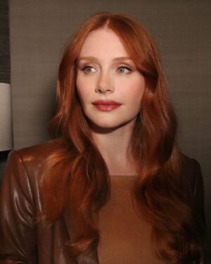 Bryce Dallas Howard Instagram - #DeepCover x @primevideo… stay tuned 👀⁣⁣
⁣⁣
Thank you @primevideo for hosting an incredible Trailblazers event!! 💙⁣⁣
⁣⁣
Hair: @halleybrisker⁣⁣
Makeup: @nikki_makeup⁣⁣
‘Fit: @cinqasept⁣⁣
Shoes: @giannibiniofficial⁣⁣
⁣⁣
📸: Elizabeth Hoffman on behalf of Prime Video; @halleybrisker & @nikki_makeup⁣⁣
⁣⁣
[ID: Dressed in fall tones that match her hair, BDH wears a tan pleated A-line dress with a dark brown faux leather jacket on top and matching colored heels. Her hair rests in waves over her shoulders as she softly smiles for portraits in the studio and on the Amazon blue carpet.]