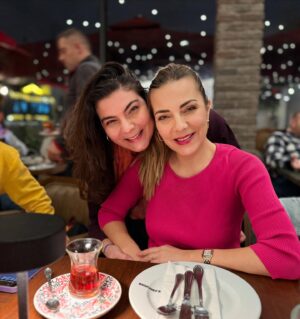 Burcu Kara Instagram - Erken yılbaşı yemeği😍Ailem,kardeşim,kuzenlerim kavuştuk.Ömer'in doğumgününü de kutladık.Özlem ve mutluluk dolu bir akşamdı.Bizi şahane ağarlayan @bigchefscafe 'de teşekkür ederiz.Ne güzeldi her şey.🙏🏼En kötü günümüz böyle olsun.Yeni yıl hepimize güzelliklerle gelsin.İyi ki doğmuşsun canım Ömer.🙏🏼🎉