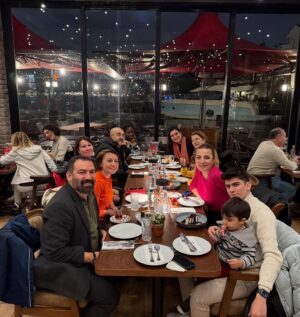 Burcu Kara Instagram - Erken yılbaşı yemeği😍Ailem,kardeşim,kuzenlerim kavuştuk.Ömer'in doğumgününü de kutladık.Özlem ve mutluluk dolu bir akşamdı.Bizi şahane ağarlayan @bigchefscafe 'de teşekkür ederiz.Ne güzeldi her şey.🙏🏼En kötü günümüz böyle olsun.Yeni yıl hepimize güzelliklerle gelsin.İyi ki doğmuşsun canım Ömer.🙏🏼🎉
