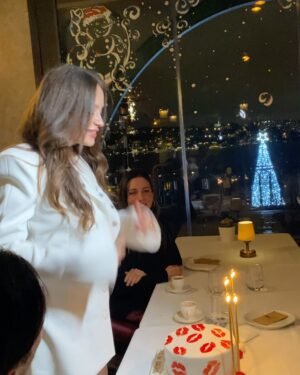Buse Arslan Instagram - Evet Doğdum . Ve çok konuşmayacağım . Her şey için şükür. 🙏🏻🧁 Ve 🍼 ! 

Özel teşekkürler 💫
@mysamoonofficial 
@oligarkrestaurant 
@prfabricofficial 
@ilvi_official 
@bugrarsslan 📸
@erkanuluc 
@essalonhairandbeauty 
@charlottetilbury 
#reklam