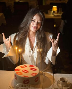 Buse Arslan Instagram - Evet Doğdum . Ve çok konuşmayacağım . Her şey için şükür. 🙏🏻🧁 Ve 🍼 ! 

Özel teşekkürler 💫
@mysamoonofficial 
@oligarkrestaurant 
@prfabricofficial 
@ilvi_official 
@bugrarsslan 📸
@erkanuluc 
@essalonhairandbeauty 
@charlottetilbury 
#reklam