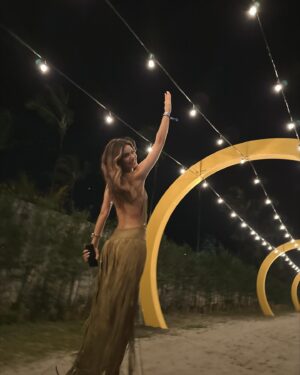 Camila Queiroz Instagram - day one 🌟 @reveillon.amore