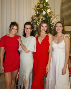 Camila Queiroz Instagram - a Christmas full of love ♥️🎄🎅🏼
