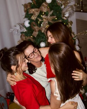 Camila Queiroz Instagram - a Christmas full of love ♥️🎄🎅🏼