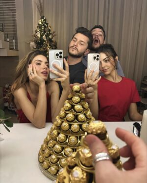 Camila Queiroz Instagram - a Christmas full of love ♥️🎄🎅🏼