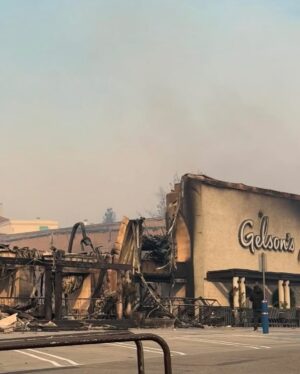 Candace Cameron Bure Instagram - My heart is so heavy. Just sharing my emotions and stories here. I am in deep prayer for the communities, people and friends who have lost everything from the fires. And also the heros who are helping 🙏🏻. I sit in grief with you. I kneel in prayer with you. I hold you tightly. May God comfort you in a ways that surpass understanding ❤️