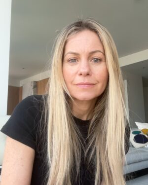 Candace Cameron Bure Instagram - My heart is so heavy. Just sharing my emotions and stories here. I am in deep prayer for the communities, people and friends who have lost everything from the fires. And also the heros who are helping 🙏🏻. I sit in grief with you. I kneel in prayer with you. I hold you tightly. May God comfort you in a ways that surpass understanding ❤️