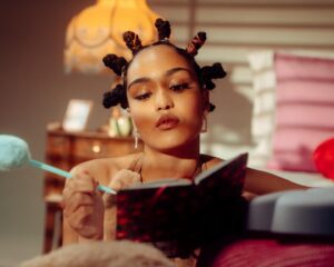 Candice Vernet Instagram - Allô, tu as vu mon tout premier clip ? Il est sorti hier ! 😎

📷 @callmealesso
👗 @youthsmhr
💄 @anne_caze
💇🏽‍♀️ @lestudiofinesse