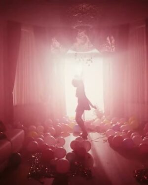 Candice Vernet Instagram - Ça y est, mon tout premier clip est enfin disponible 🥀 ! 

J’ai hâte de savoir ce que vous en pensez. Quelle est votre scène préférée ? 👀

Label : @goodmoodpsh 
Réal : @argxnto_ 
Prod Exe : @deuxpourcentfilms_ 
Dir. de production : @thedadouuu 
Déco : @nina_la_paloma & @sir_boojee 
Photos : @hugolardenet 
Stylisme : @k__raba 
Maquillage : @thevixx 
Mise en beauté : @lestudiofinesse 
Compo : @nykajy
